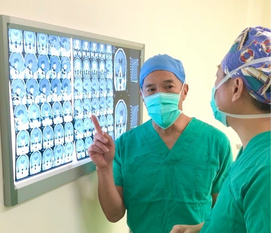 Dr Charlie Teo discussing brain scans with another doctor